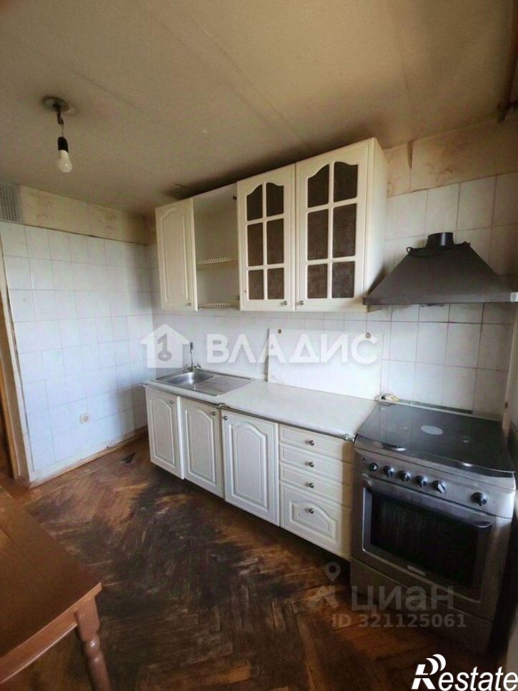 4-комн квартира улица Юлиуса Фучика, 94,  д. 94