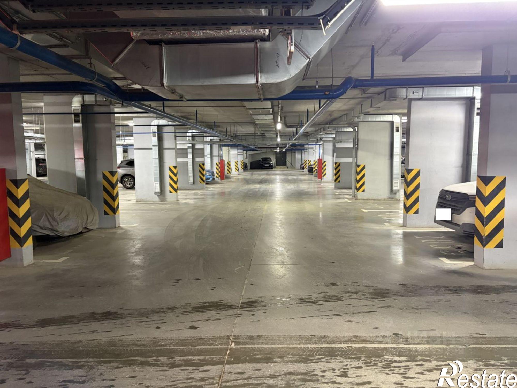 Купить гараж, место в паркинге за 2 350 010 рублей на ул Короленко, 28Б