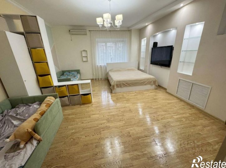 3-комн квартира ул Адоратского, 1,  д. 1
