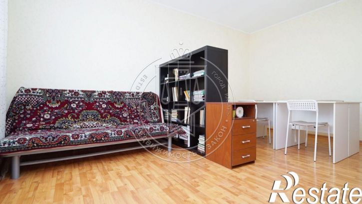 3-комн квартира Космонавтов ул, 42А